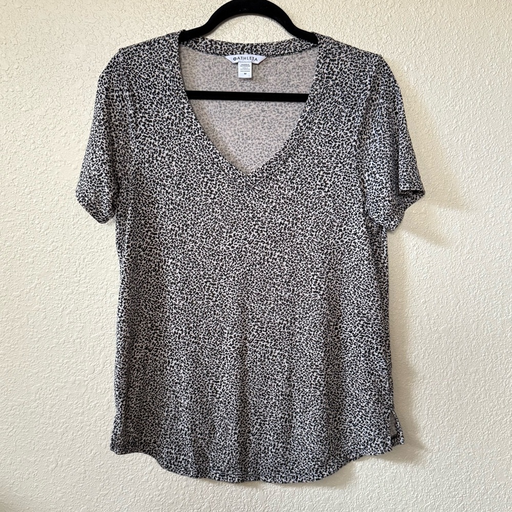 Athleta Cream & Black Cheetah Print Breezy Scoop V Neck Tee Shirt Medium